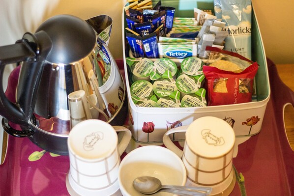 A table with a kettle, teapot, and a box of Tetley tea bags. - Polraen Country House (Looe)
