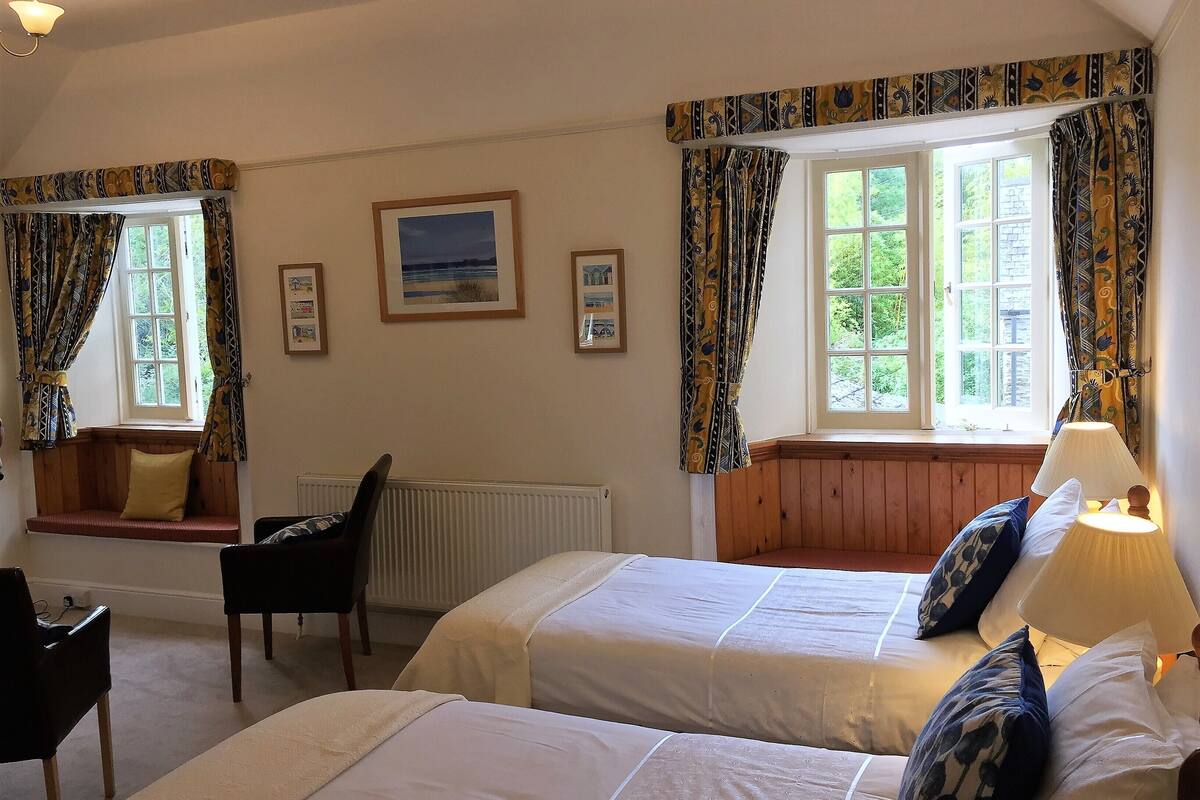 ملاءات للفراش لا تسبب الحساسية ومكواة/لوح كي وواي فاي مجانًا
