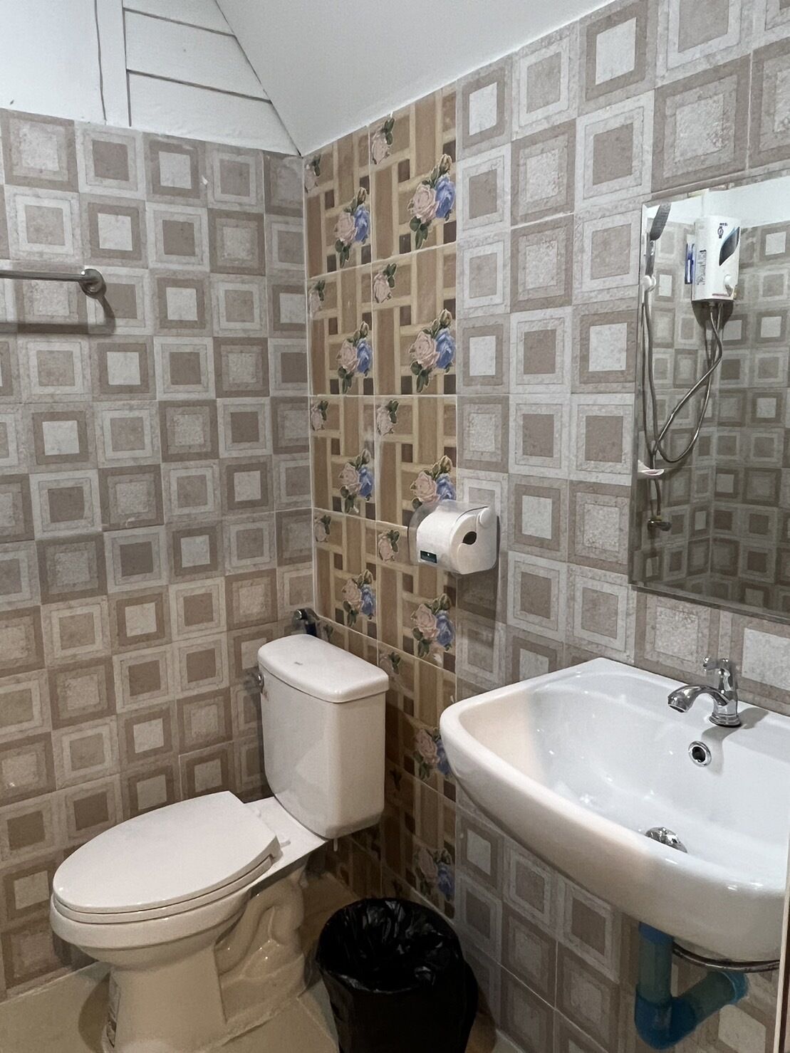 room | bathroom | free toiletries, towels