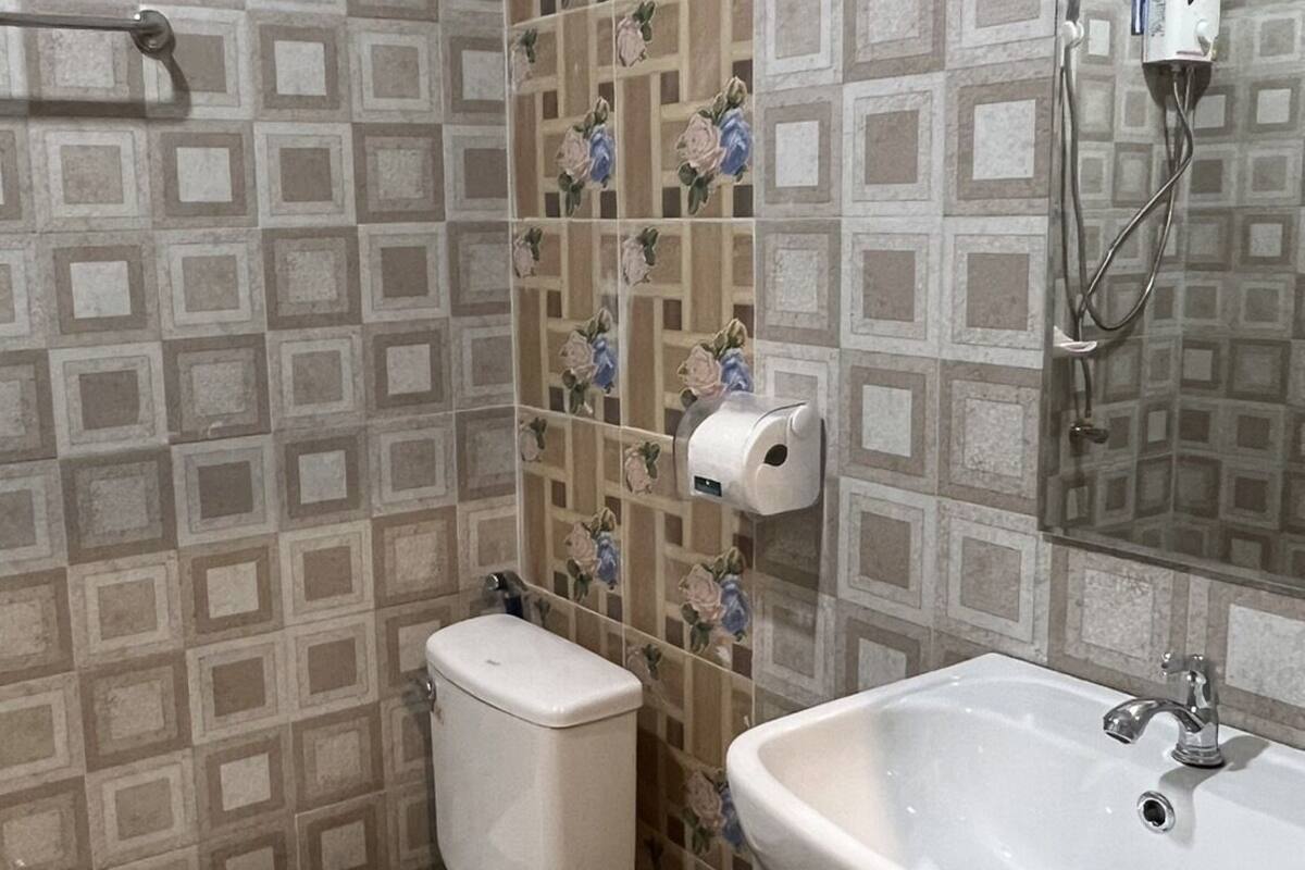 room | bathroom | free toiletries, towels