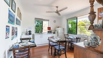 Réfrigérateur, micro-ondes, cafetiÚre/bouilloire, bouilloire électrique