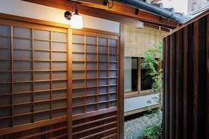 Free minibar, in-room safe, free WiFi - Ryokan Kurashiki (Kurashiki)