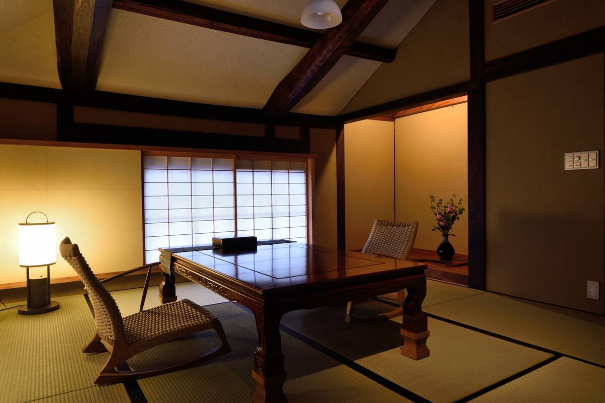 Deluxe-Suite, Nichtraucher (Nishi, Dinner served in the Room) | Essbereich im Zimmer