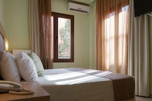 Individually decorated, individually furnished, desk, blackout drapes - Hotel Leto Delphi (Delphi)