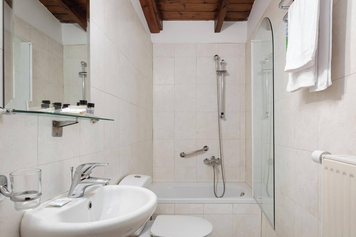 superior double room, sea view | bathroom | combined shower/bathtub, designer toiletries, hair dryer, towels