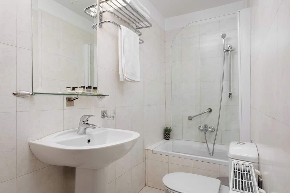 triple room, connecting rooms | bathroom | combined shower/bathtub, designer toiletries, hair dryer, towels