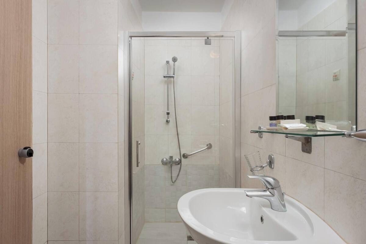 superior double room, sea view (privileged balcony) | bathroom | combined shower/bathtub, designer toiletries, hair dryer, towels