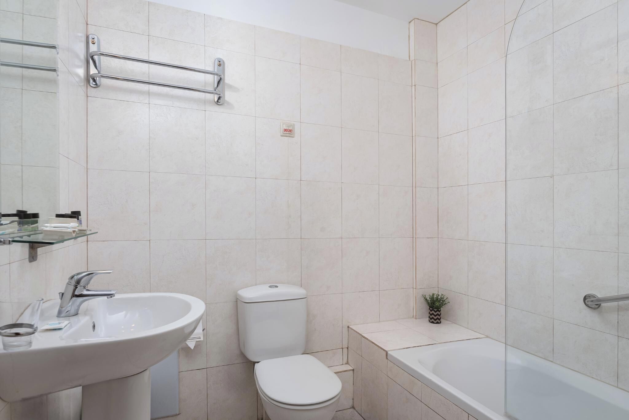 Un baño con lavabo, inodoro y bañera.