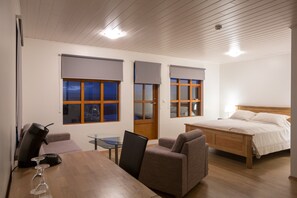 Espacio para trabajar con laptop, wifi gratis y ropa de cama 