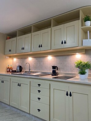 Appartement familial | Cuisine privée | Réfrigérateur, four à micro-ondes, un four, surface de cuisson