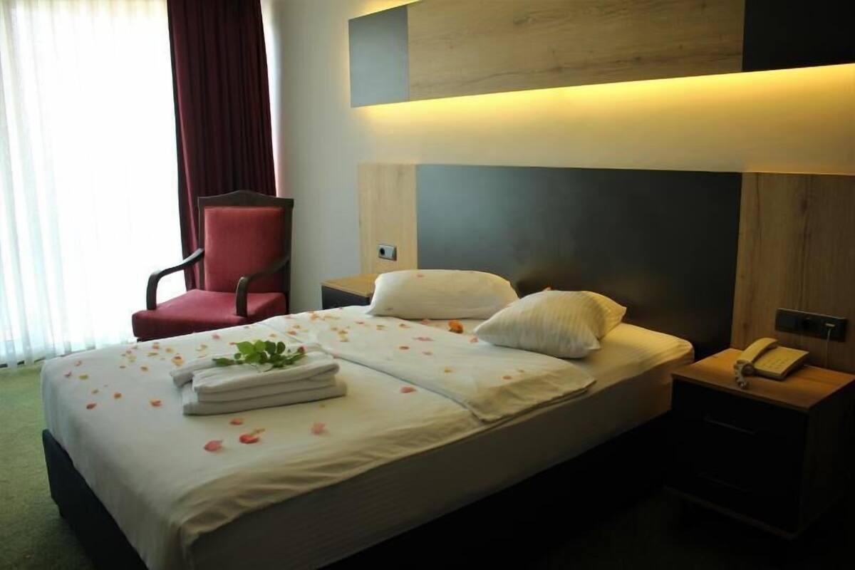 standard double room, 1 double bed, garden view | 1 bedroom, premium bedding, minibar, desk