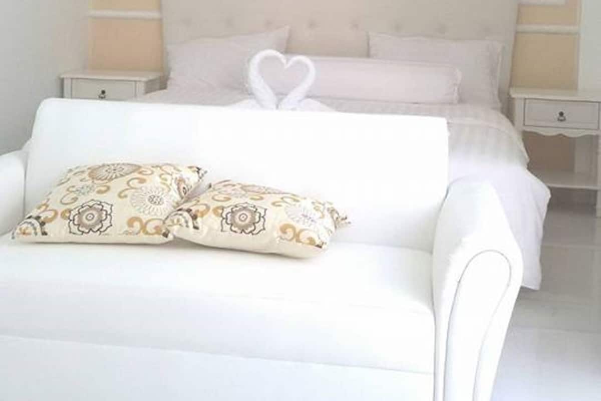 Deluxe Jacuzzi | Escritorio, cortinas blackout, camas extra y wifi gratis