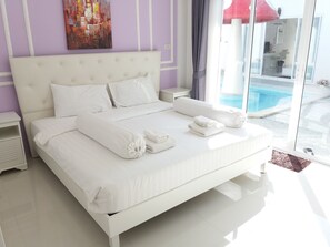 Escritorio, cortinas blackout y camas plegables/adicionales 