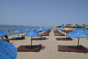 Privatstrand in der Nähe, Liegestühle, Sonnenschirme