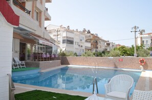 室外游泳池，池畔遮阳伞，日光浴躺椅