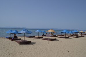 Private beach nearby, sun-loungers, beach umbrellas - Prens Yildiz Hotel (Ayvalik)