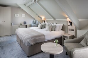 标准双人房 | 高档床上用品、特色装修、特色家居、办公桌