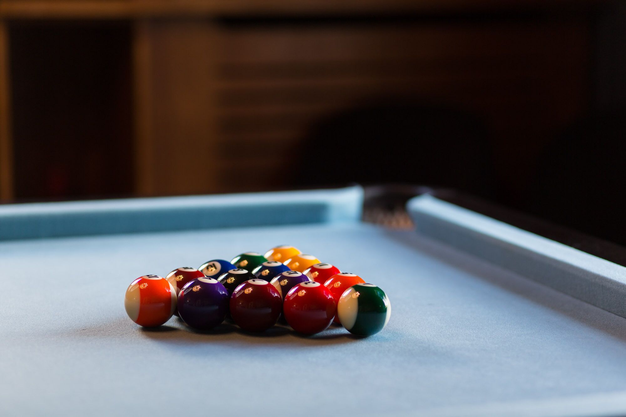 Una mesa de billar con un juego de bolas de colores.