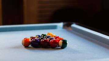 Una mesa de billar con un juego de bolas de colores.