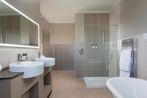 Deluxe Double Room | Bathroom | Shower, free toiletries, hair dryer, towels - Aysgarth Falls Hotel (Leyburn)