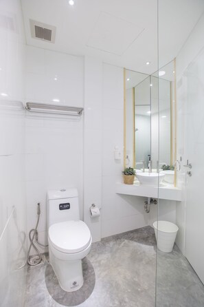 Free toiletries, hair dryer, slippers, towels - Nornyaowarat Hostel (Bangkok)