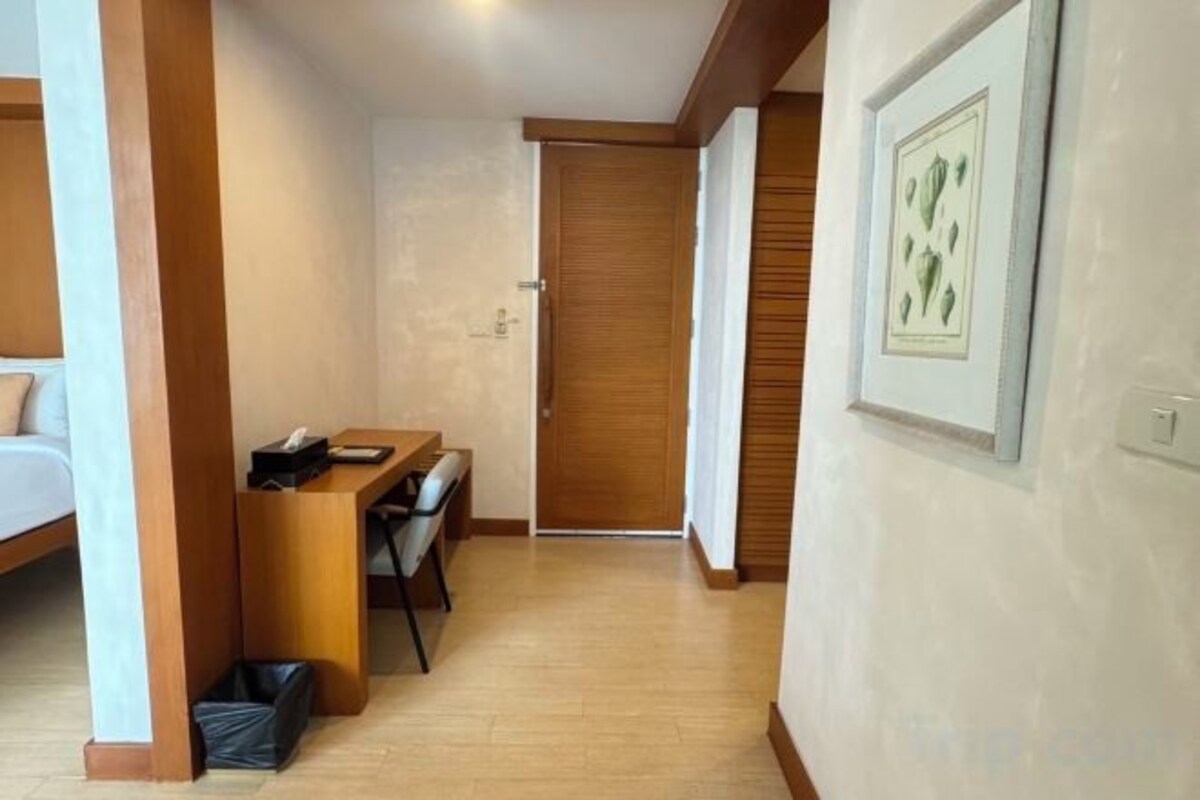 Minibar con artículos gratuitos y caja de seguridad en la habitación 