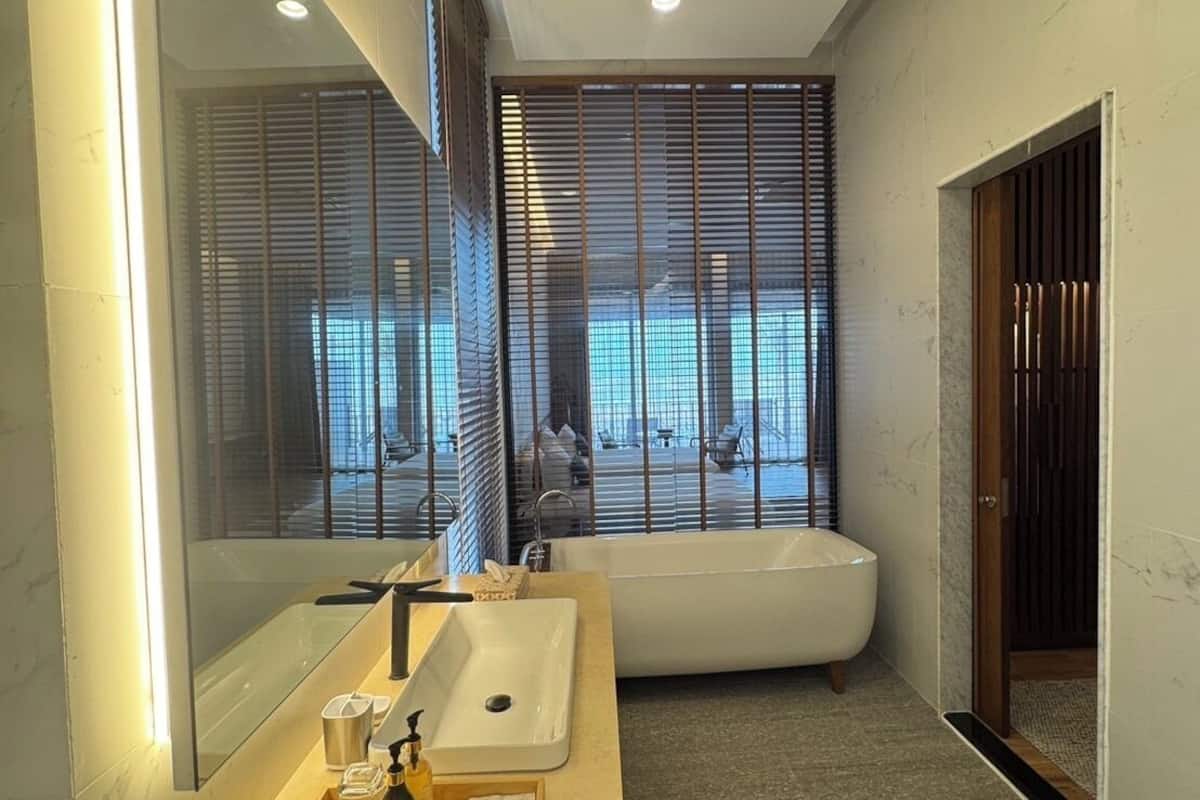 101 the prime seaview: beach zone | bathroom | free toiletries, hair dryer, bathrobes, slippers