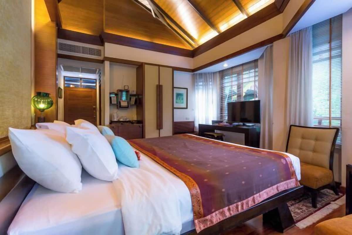 Free minibar, in-room safe, desk, blackout curtains