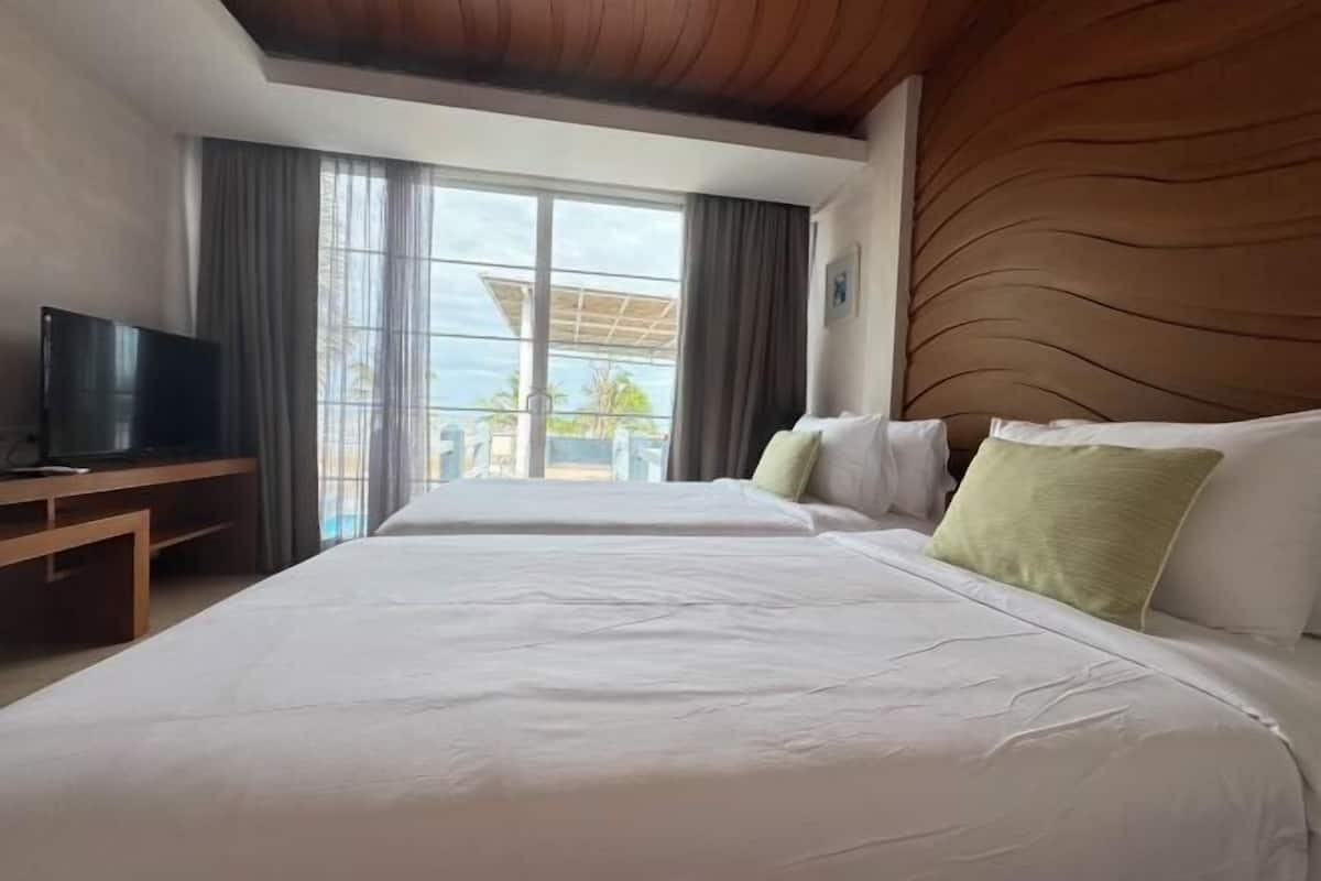 Free minibar, in-room safe, desk, blackout curtains