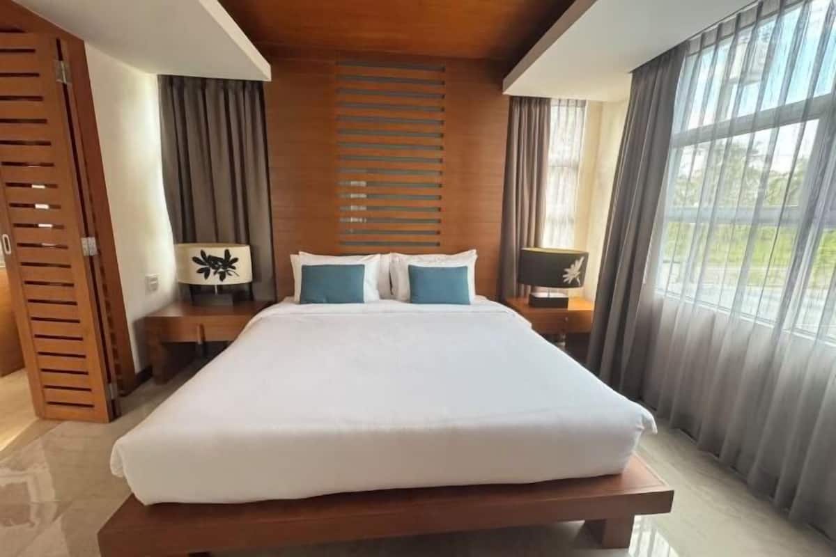 Free minibar, in-room safe, desk, blackout curtains