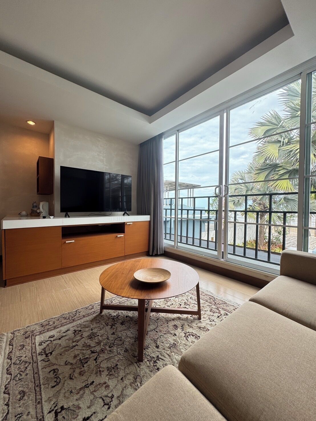 202 the supreme suite: beach zone | living area | 32-inch smart tv with digital channels