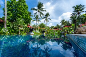 Una piscina al aire libre, sillones reclinables de piscina