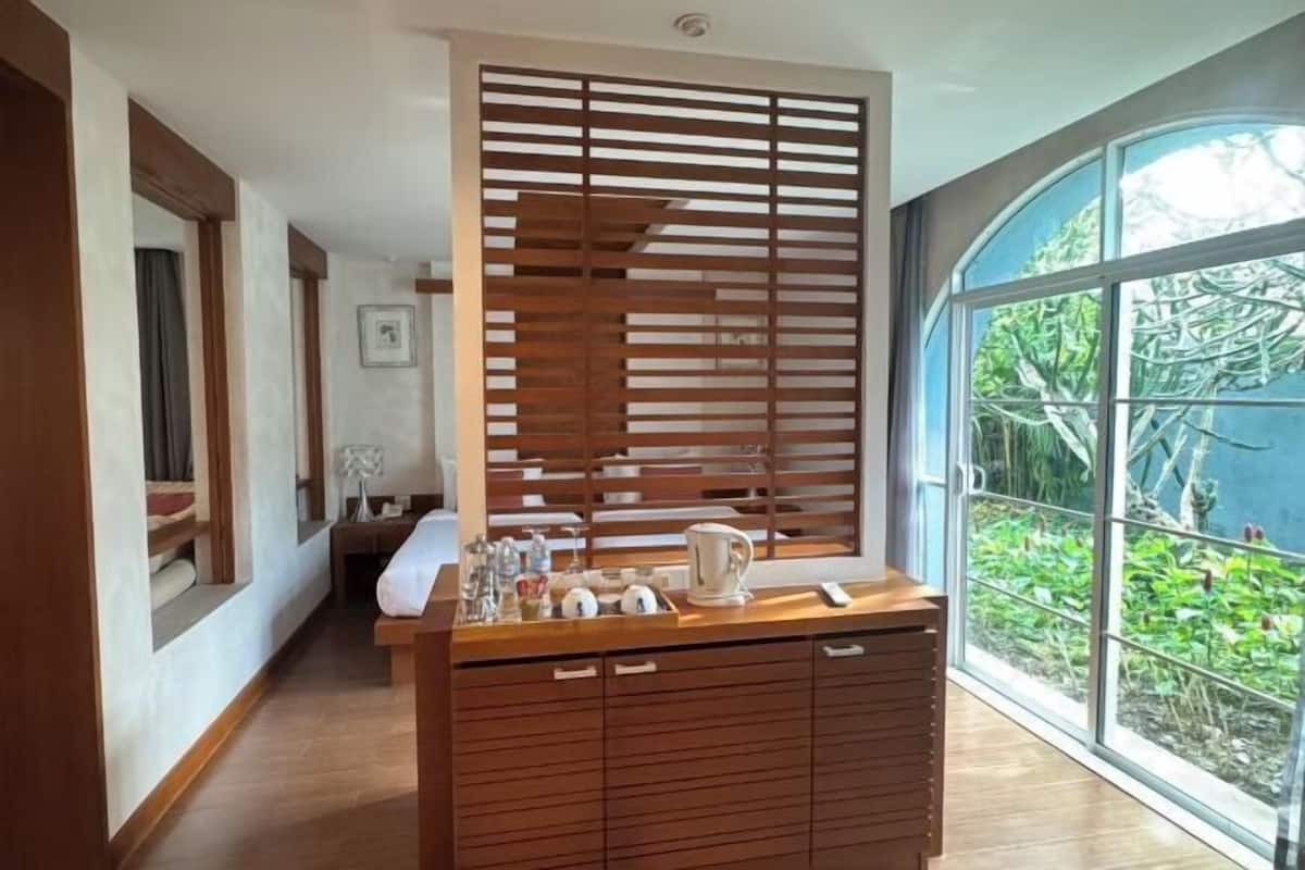 Free minibar, in-room safe, desk, blackout curtains