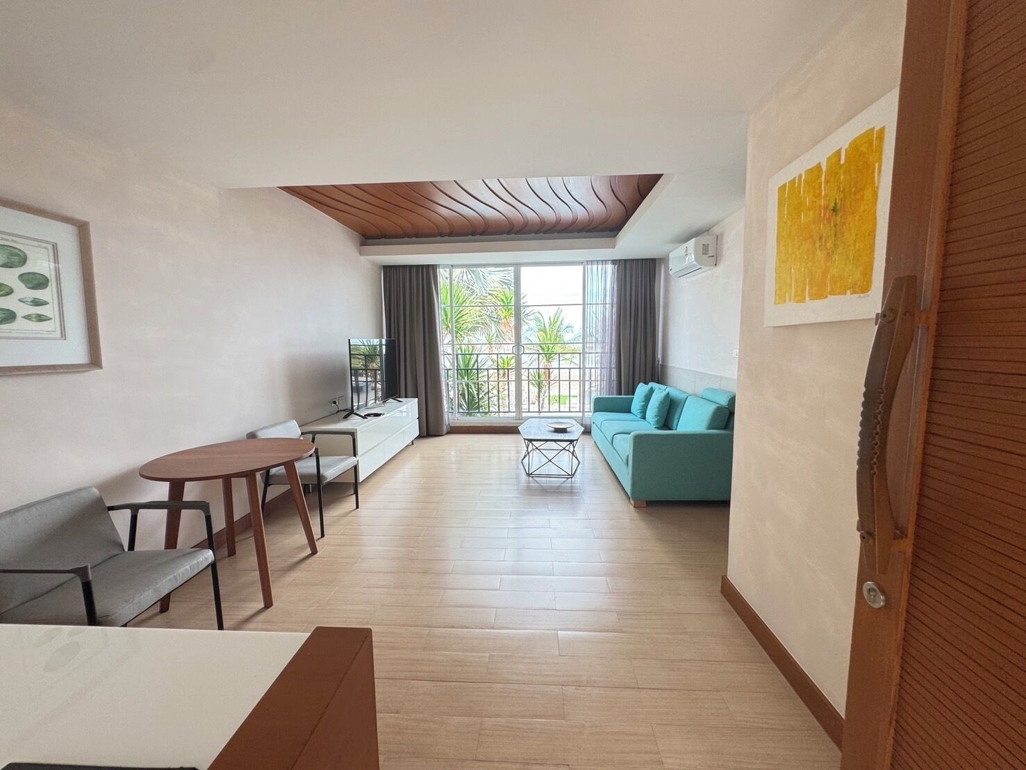 203 the supreme seaview: beach zone | living area | 32-inch smart tv with digital channels