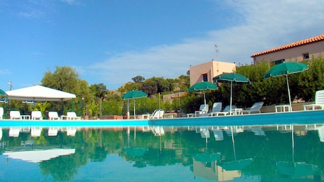 Una piscina al aire libre de temporada