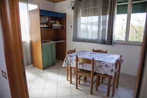 Kühlschrank, Herdplatte, Kochgeschirr/Geschirr/Besteck