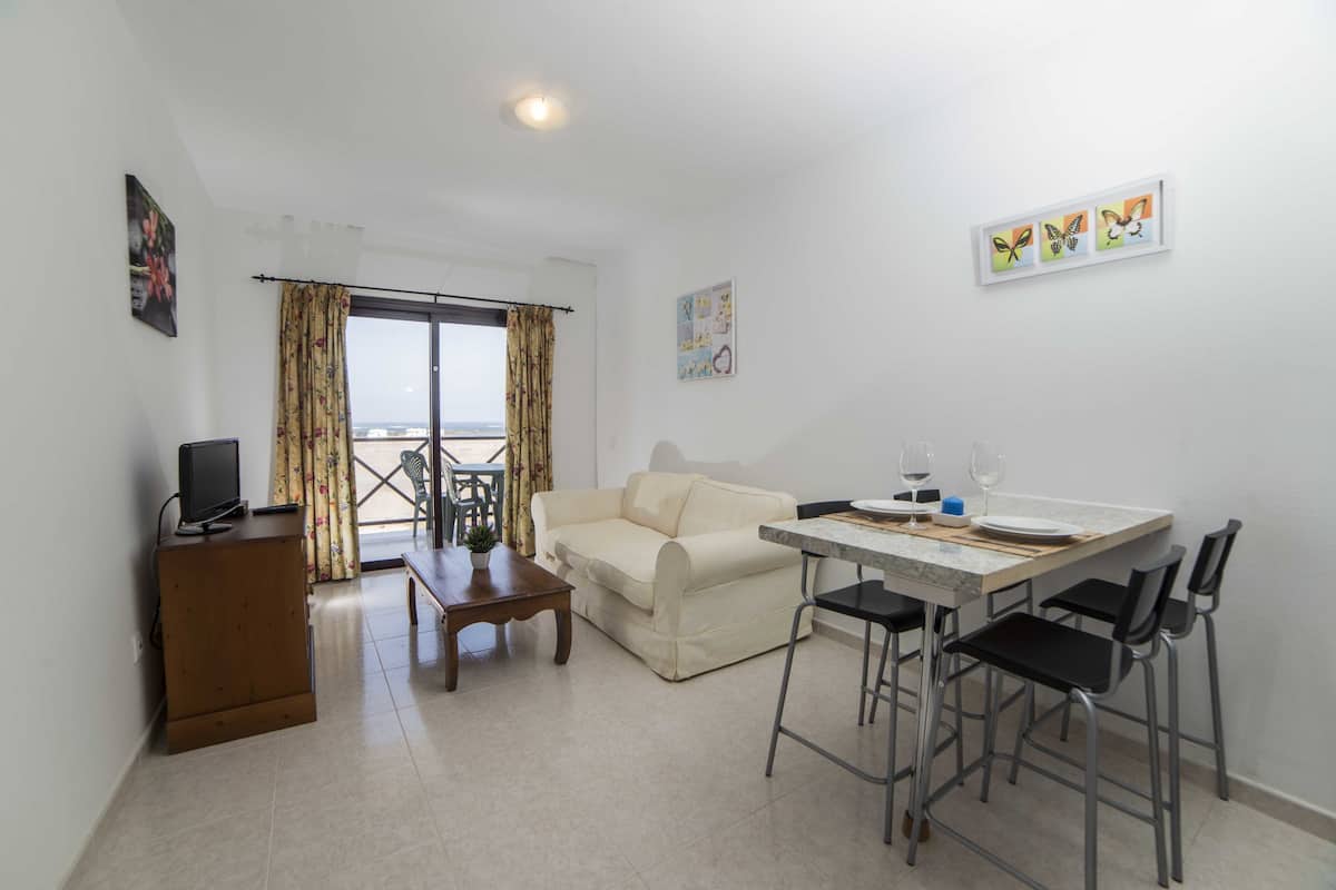 Departamento, 1 habitación, vista al océano | Sala de estar | Televisión de pantalla plana y reproductor de DVD
