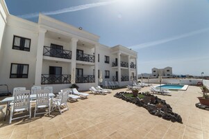 Una piscina al aire libre