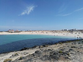 Ubicación cercana a la playa y arena blanca