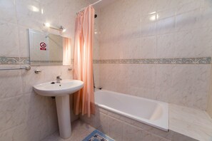 Studio, Ocean View | Bathroom | Combined shower/bathtub, towels - Cotillo Ocean Sunset (La Oliva)