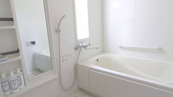 House | Bilik Mandi | Gabungan pancuran/tab mandi, tab mandi rendaman dalam
