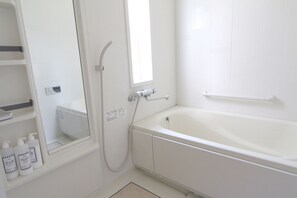 House | Bathroom | Combined shower/bathtub, deep-soaking bathtub, free toiletries - Vacation Rentals AKASAKA (Fukuoka)