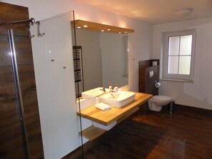 Appartement, 1 slaapkamer, kitchenette, uitzicht op tuin (Wendenkoenig) | Badkamer | Een douche, een haardroger, handdoeken