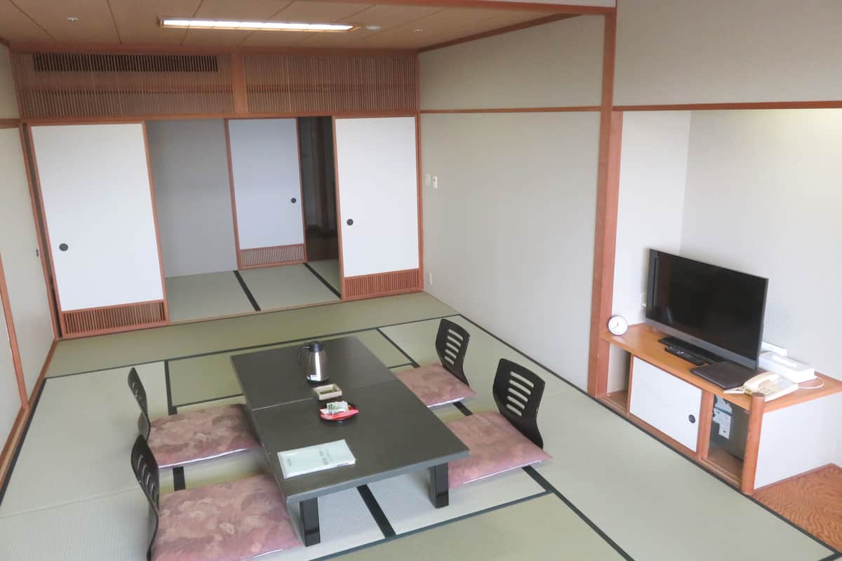 Deluxe Japanese-Style Room, Smoking | Premium bedding, in-room safe, desk, laptop workspace