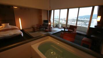 Suite, para fumadores, vista al mar (Garden) | Baño | Amenidades de baño gratuitas, pantuflas, bidet electrónico, toallas