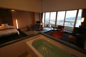 Suite, fumeurs, vue mer (Garden) | Salle de bain | Articles de toilette gratuits, chaussons