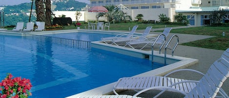 Una piscina al aire libre