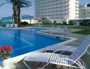 Una piscina al aire libre