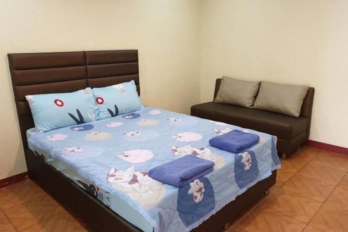 Hypo-allergenic bedding, iron/ironing board, free WiFi, bed sheets
