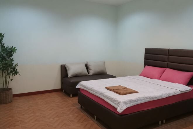 Hypo-allergenic bedding, iron/ironing board, free WiFi, bed sheets